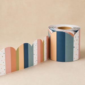 Puede incluir: Un rollo de borde festoneado para tablones de anuncios con un patrón repetitivo de rayas verticales en tonos azul marino, verde azulado, rosa empolvado y bronceado, intercaladas con secciones blancas decoradas con pequeños puntos de confeti.