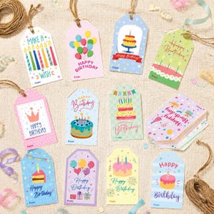 以下が含まれることがあります： ケーキ、キャンドル、風船、王冠のイラストが描かれた、誕生日テーマの長方形の紙製ギフトタグのコレクション。各タグの上部には穴が開いており、麻紐が付いています。Happy BirthdayまたはMake a Wishの文字が印刷されています。