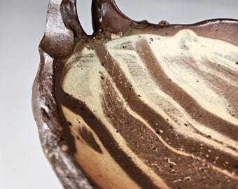 Bandeja para servir con asa en forma de lazo