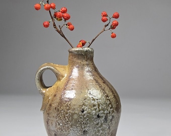 Botella con funda amarilla