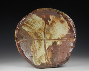 Plato hecho a mano con engobe blanco y líneas