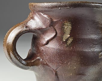 Taza de café con impresiones de conchas marinas