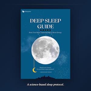 Op de afbeelding: Een blauwe rechthoekige gids getiteld DEEP SLEEP GUIDE met een grote witte volle maan afbeelding in het midden. Onder de maan staat een kleine gele maansikkel en de tekst Sleep is not a luxury. It is your brain's repair protocol.