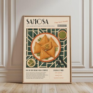 Peut inclure: Une affiche murale rectangulaire présentant une illustration centrale de samoussas triangulaires dorés sur une assiette. L'affiche inclut le texte SAMOSA, 1520, ainsi que des descriptions sur la pâtisserie, le chutney de menthe, le masala chai et le chutney de tamarin.