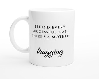 Angeberische Mama-Tasse – Hinter jedem erfolgreichen Mann steht ein witziges Mutter-Sohn-Geschenk, sarkastische Kaffeetasse für Mama oder Sohn.