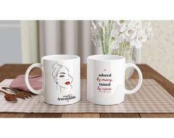 Linjekonst kaffemugg | Avgudad av många, tämjd av ingen | Minimalistisk kvinnas ansikte, stärkande gåva till henne