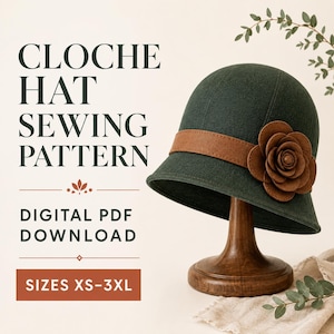 Könnte beinhalten: Ein dunkelgrüner Glockenhut mit einem braunen Band und einer braunen Stoffblume. Der Text lautet CLOCHE HAT SEWING PATTERN, DIGITAL PDF DOWNLOAD, SIZES XS-3XL. Der Hut wird auf einem Holzständer präsentiert und zeigt ein strukturiertes Design.