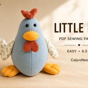 Peut inclure: Un jouet en peluche en forme de poule bleue avec une crête et des barbillons rouges, un bec et des pattes orange, et des ailes à motifs floraux. Le texte indique : LITTLE HEN PDF SEWING PATTERN, EASY 6.5 IN, CalyroNest. Yeux en perles noires.