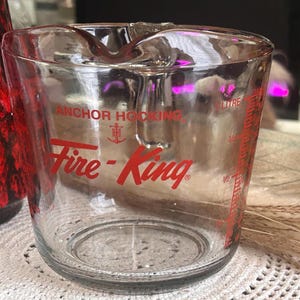 Tazza / Misurino in vetro FIREKING da 1 quarto anni '70 / Utensili da cucina con scritte rosse / Decorazione retrò per la pasticceria