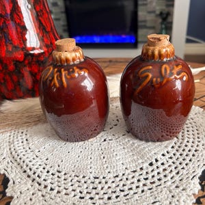Vintage Hull Pottery bruine zout- en peperstrooiers met druppelrand | Kleine bruine kannenset