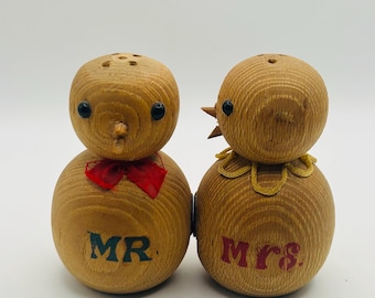 Vintage Mid Century Wooden Bird Mr Mrs Salt Pepper Shakers Kitsch Novelty