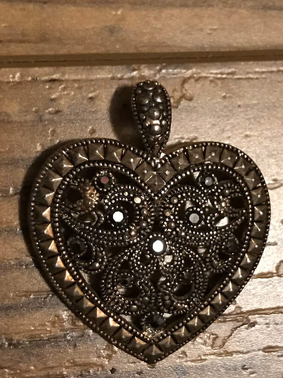 Colgante Largo Bañado En Plata De Ley Y Corazón Grande Con Cristal Facetado Negro