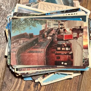 Grand lot de plus de 200 cartes postales anciennes des années 50 à 80.  Certains ont utilisé d'autres inutilisés.