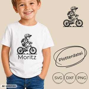 Peut inclure: Un t-shirt blanc avec un motif noir représentant un enfant portant un casque sur un vélo tout-terrain, avec le nom Moritz imprimé en dessous. Le design inclut les étiquettes de format SVG, DXF, PNG et le texte Plotterdatei.