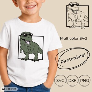Puede incluir: Una camiseta blanca con un gráfico de un Tyrannosaurus Rex verde con gafas de sol negras dentro de un marco cuadrado negro. El diseño incluye el texto Multicolor SVG, Plotterdatei y los formatos de archivo SVG, DXF y PNG.