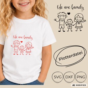 Puede incluir: Una camiseta blanca con un gráfico rojo de una familia de tres personas tomadas de la mano con el texto We are family y un pequeño corazón. A la derecha, un dibujo lineal negro del mismo diseño con el texto Plotterdatei y SVG DXF PNG.