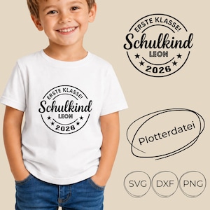 Puede incluir: Una camiseta blanca de manga corta con un gráfico circular negro con el texto ERSTE KLASSE, Schulkind, LEON y 2026. El diseño incluye estrellas y bordes circulares. Los elementos de texto adicionales incluyen Plotterdatei, SVG, DXF y PNG.