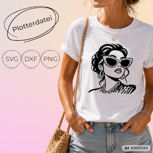 Op de afbeelding: Een wit t-shirt met een zwarte grafische illustratie van een persoon met golvend haar, een cat-eye zonnebril en een ketting. De afbeelding bevat de tekst Plotterdatei, SVG, DXF en PNG, die gecentreerd op de borst is weergegeven.