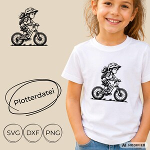 Puede incluir: Una camiseta blanca con un gráfico negro de una persona con casco montando una bicicleta de montaña. El diseño incluye el texto Plotterdatei y etiquetas para los formatos de archivo SVG, DXF y PNG. El gráfico también se muestra por separado.