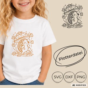 Puede incluir: Una camiseta blanca con un gráfico de líneas marrones de un erizo sosteniendo un paraguas de seta mientras camina bajo la lluvia entre hojas que caen. La imagen también muestra el texto Plotterdatei, SVG, DXF y PNG.