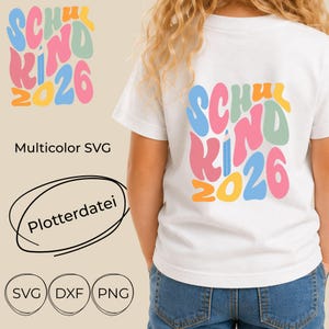 Könnte beinhalten: Ein weißes T-Shirt mit einem farbenfrohen Grafikdruck auf der Rückseite, der den Text SCHULKIND 2026 in einer wellenförmigen, retro-inspirierten Schrift zeigt. Das Design enthält Pastelltöne in Blau, Pink, Gelb und Grün, wobei ein Stift das I ersetzt.