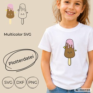 Puede incluir: Una camiseta blanca con un gráfico de un helado marrón con glaseado rosa y una cara sonriente, flanqueado por dos estrellas amarillas de cuatro puntas. La imagen también muestra el texto Multicolor SVG, Plotterdatei, SVG, DXF y PNG.