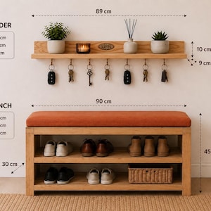 K&ouml;nnte beinhalten: Ein wandmontierter Schl&uuml;sselhalter aus hellem Holz mit sieben Haken und einer Ablage, 89 cm lang, 10 cm hoch und 9 cm tief. Darunter eine Schuhbank aus hellem Holz mit orangefarbenem Polster, 90 cm lang, 30 cm tief und 45 cm hoch.