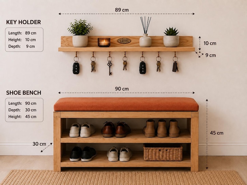 K&ouml;nnte beinhalten: Ein wandmontierter Schl&uuml;sselhalter aus hellem Holz mit sieben Haken und einer Ablage, 89 cm lang, 10 cm hoch und 9 cm tief. Darunter eine Schuhbank aus hellem Holz mit orangefarbenem Polster, 90 cm lang, 30 cm tief und 45 cm hoch.