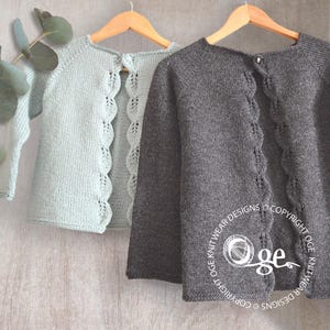 Peut inclure: Deux cardigans en tricot avec un détail de dos festonné. Le cardigan à gauche est bleu clair et le cardigan à droite est gris foncé. Le texte sur le cardigan indique "Oge Knitwear Designs Copyright Oge Knitwear Designs".