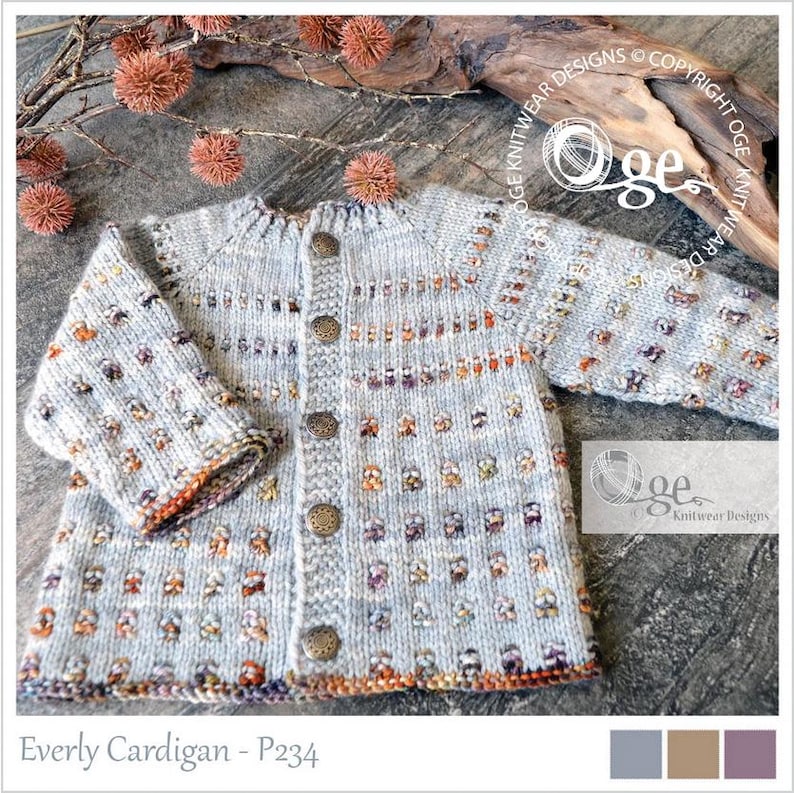 Puede incluir: Un c&aacute;rdigan gris con botones y un patr&oacute;n moteado. El c&aacute;rdigan tiene un ribete marr&oacute;n alrededor de los bordes y est&aacute; hecho de una tela suave y tejida. El c&aacute;rdigan se llama "Everly Cardigan - P234".