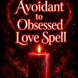 Pode incluir: Uma vela pilar vermelha com um emblema de coração sobre um prato pequeno, iluminada por uma chama. Acima da vela, o texto Avoidant to Obsessed Love Spell em letras brancas brilhantes, rodeado por fumaça vermelha e uma forma de coração.