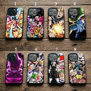 Peut inclure: Huit coques de smartphone rectangulaires présentant des illustrations vibrantes de personnages d'anime Dragon Ball. Chaque coque affiche des scènes distinctes avec des personnages comme Goku, Vegeta, Cell et Majin Buu dans diverses poses d'action, des explosions d'énergie et des compositions colorées.