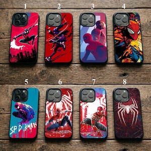 Op de afbeelding: Acht smartphonehoesjes met diverse Spider-Man illustraties. De ontwerpen bevatten dynamische actiehoudingen, graphics in stripstijl en spinnenemblemen in levendige rode, blauwe en zwarte kleurenpaletten, elk voorzien van een nummer.
