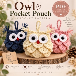 Può includere: Tre sacchetti all'uncinetto a forma di gufo in blu navy, crema e rosa. Ognuno presenta grandi occhi bianchi con pupille nere, un piccolo becco rosso e un occhiello superiore. Il testo include Owl Pocket Pouch Crochet Pattern e PDF.