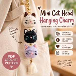 Op de afbeelding: Een gehaakte amigurumi-sleutelhanger met drie gestapelde kattenkoppen in crème, zwart en lichtpaars, afgewerkt met een crèmekleurig kwastje. Tekst bevat Mini Cat Head Hanging Charm, Cute Handmade Charm, PDF Crochet Pattern en Make your own little kitty crew.