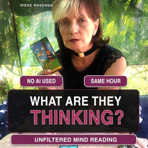 Puede incluir: Una persona con un top negro y una gargantilla dorada sostiene una carta del tarot con un gato. Los textos superpuestos incluyen IRENE RAVENNA, NO AI USED, SAME HOUR, WHAT ARE THEY THINKING? y UNFILTERED MIND READING en letras blancas y rosas.