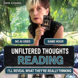 Op de afbeelding: Een tarotkaartleesservice met de tekst IRENE RAVENNA, NO AI USED, SAME HOUR, UNFILTERED THOUGHTS READING en I'LL REVEAL WHAT THEY'RE REALLY THINKING. Een persoon houdt een zwarte en gouden tarotkaart vast met een familie-illustratie.
