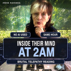 Puede incluir: Una persona con cabello oscuro y reflejos rubios, vistiendo una blusa negra, sentada detrás de una mesa con cartas de tarot. El texto dice: IRENE RAVENNA, NO AI USED, SAME HOUR, INSIDE THEIR MIND AT 2AM, BRUTAL TELEPATHY READING. Las cartas son negras.