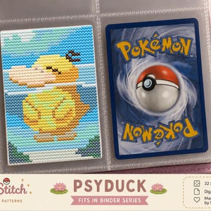Könnte beinhalten: Ein Kreuzstichmuster des gelben Pokemon Enton auf blauem Hintergrund, platziert in einer transparenten Ordnerhülle neben der Rückseite einer Pokemon-Sammelkarte. Der Text lautet ShinyStitch, Psyduck, Fits in Binder Series, 32 x 46 Stiche.