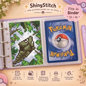 Op de afbeelding: Een kruissteekpatroon met een groen wezen met witte accenten in een map naast een Pokemon-verzamelkaart. De tekst luidt ShinyStitch, Fits in Binder 32 x 46, Patrón de punto de cruz, Descarga inmediata en Nivel principiante.