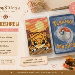 Könnte beinhalten: Ein Kreuzstichmuster eines Sandan-Charakters in einer Sonnenuntergangslandschaft, in einer transparenten Ordnerhülle neben einer Pokemon-Sammelkarte. Die Designgröße beträgt 32 x 46 Stiche. Enthält Text: ShinyStitch, Sandshrew, Fits in Binder Series.