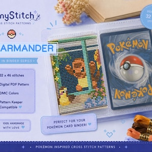 Puede incluir: Un patrón de punto de cruz con un personaje Charmander naranja pixelado mirando por una ventana, mostrado en una funda de carpeta transparente junto a una carta coleccionable de Pokemon. El diseño mide 32 por 46 puntadas e incluye etiquetas de texto para formato PDF digital, colores DMC y compatibilidad con Pattern Keeper.