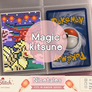 Puede incluir: Un patrón de punto de cruz de un zorro de nueve colas en una funda de carpeta transparente junto a una carta Pokémon. El diseño muestra un zorro colorido con linternas y flores de cerezo. El texto en la imagen dice Magic kitsune.