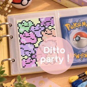 Könnte beinhalten: Ein Kreuzstichmuster mit einem sich wiederholenden Motiv von Ditto-Figuren in Pastelltönen wie Rosa, Lila und Hellgrün auf schwarzem Hintergrund, in einer transparenten Ordnerhülle mit dem Text Ditto party!