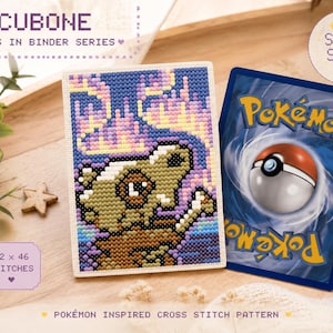 Peut inclure: Un modèle de point de croix représentant le personnage Cubone sur un fond violet et jaune, présenté à côté d'une carte à collectionner Pokémon bleue standard. Le texte indique CUBONE FITS IN BINDER SERIES, 32 x 46 STITCHES et POKÉMON INSPIRED CROSS STITCH PATTERN.