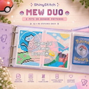 Puede incluir: Una carpeta de color morado claro que contiene dos patrones de punto de cruz de Mew, cada uno de 32 x 46 puntos. El texto dice ShinyStitch, Mew Duo, 2 Fits in Binder Patterns y Special mew bundle. Una carta Pokemon se ve en el bolsillo derecho.