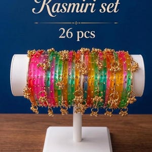 Conjunto de 26 pulseiras Kashmiri, pulseiras de vidro coloridas com pingentes de guizos, Chooda de noiva indiana, joias étnicas tradicionais para mulheres.
