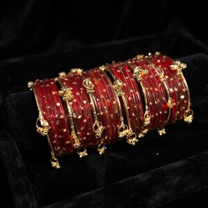 Handgjorda traditionella armband i glas, gulddetaljer, Jhumka-klockor, etniska brudsmycken