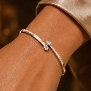 Armband met open manchet en in het laboratorium gekweekte diamanten, armband met twee ronde diamanten, armband met pavé diamanten, minimalistisch sieraad van massief goud, cadeau voor haar