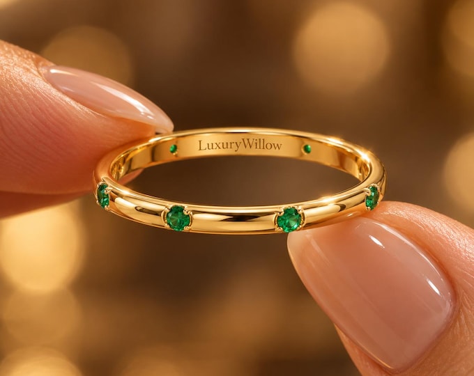 Emerald Gold Band Ring, Round Emerald Wedding Band, Green Gemstone Ring, Minimalist Stackable Ring, May Birthstone Anniversary Gift for Her